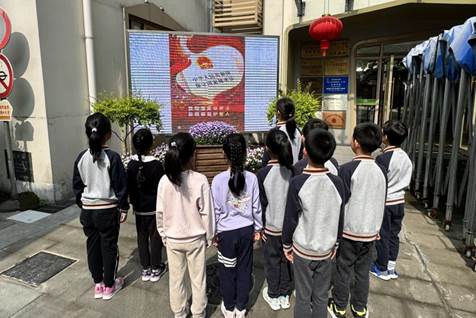 学生看电子屏宣传海报